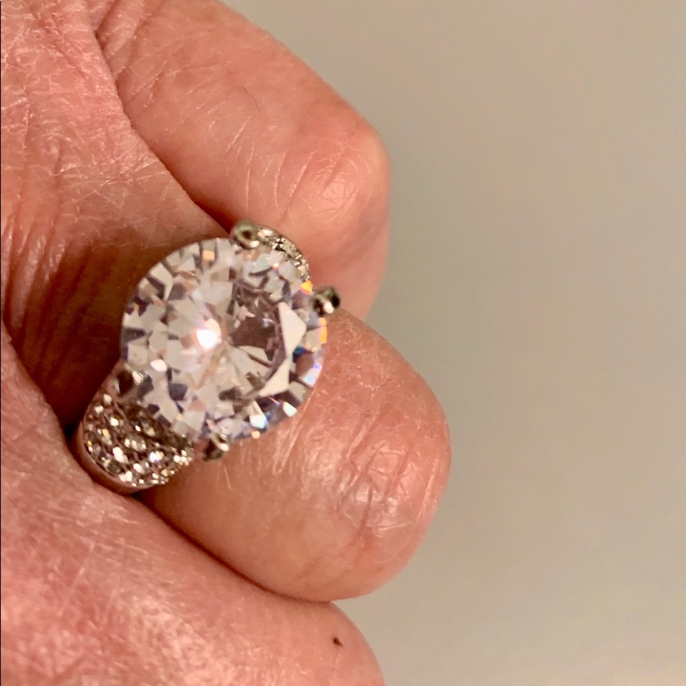 Gorgeous, Dramatic Simulated Diamond Ring - image 1
